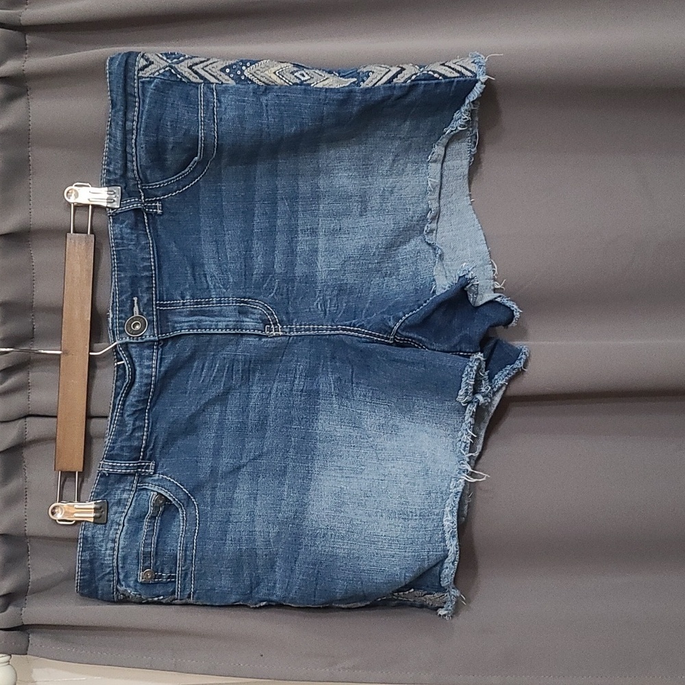 Maurices Womens Denim Shorts Chevron Embroidery Sequins Stretch Frayed Sz GUC 24